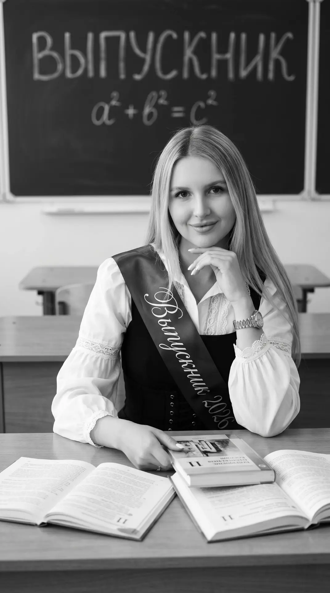Создай портрет, не меняя черты лица. Черно-белый портрет молодой девушки- в образе выпускницы. Она с