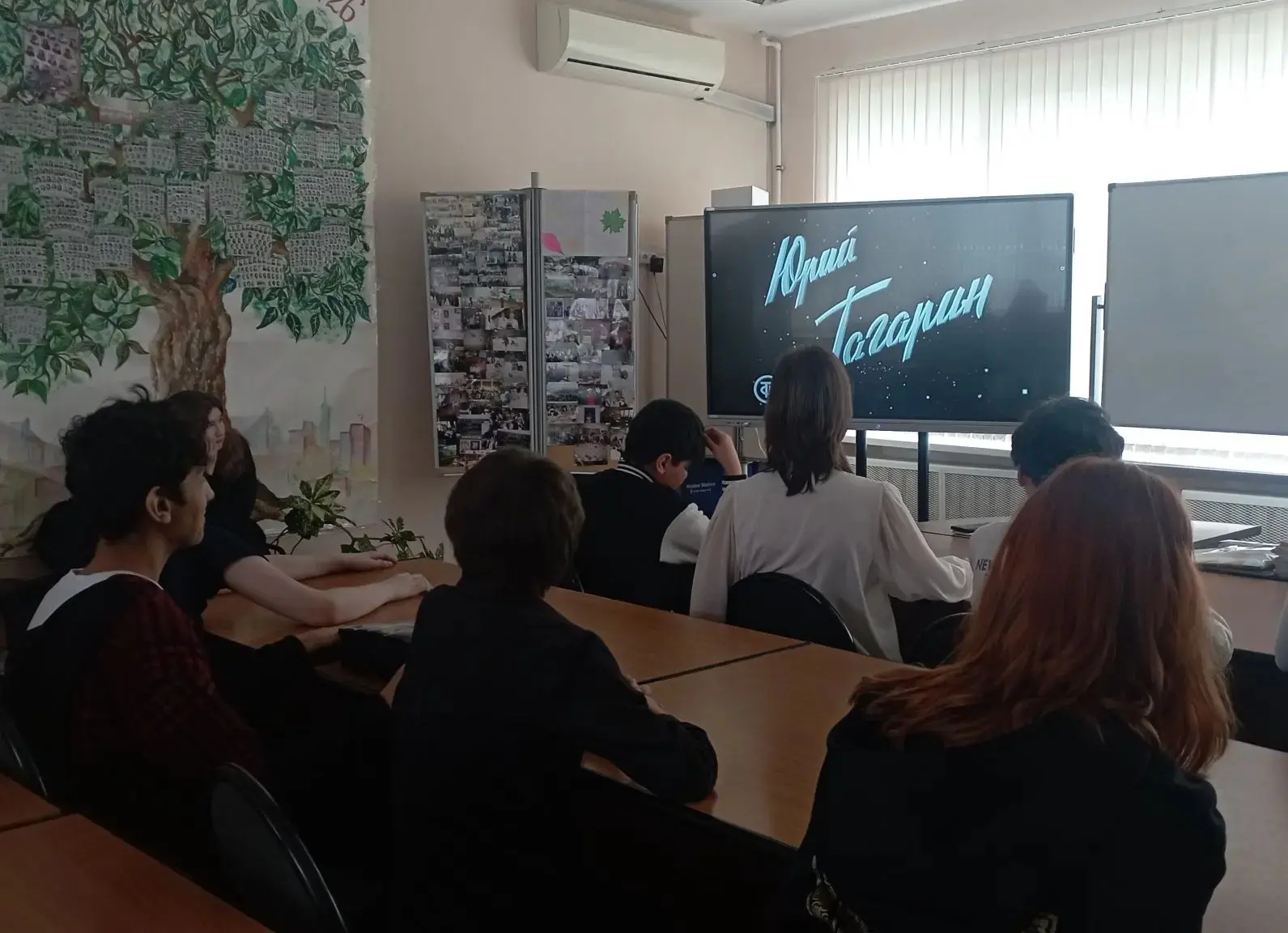 На этой неделе в школьном музее «Школьные годы чудесные» прошли мероприятия, посвящённые 65-летию пе