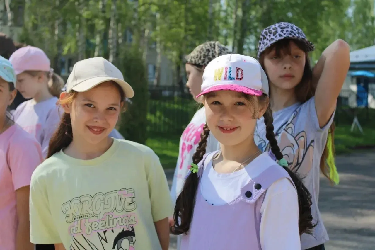 Лето — это маленькая жизнь, а в нашей школе оно началось сегодня! 🎉Ура-ура-ура! Сегодня распахнул с