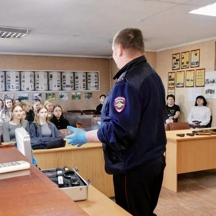Раскрыли секреты службы: школьники побывали на профтуре в полиции🫆  В рамках фестиваля профессий Все