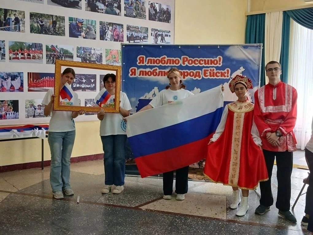 🇷🇺  «Россию песней славлю»: в Ейске прошёл праздничный концерт ко Дню России

12 июня Ейский город
