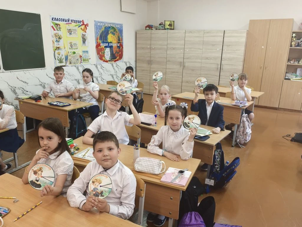На последнем уроке в этом учебном году лучшие ученики 2б, которые выучили  таблицу  умножения, получ