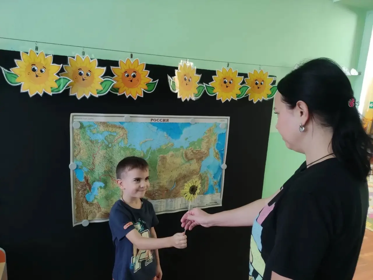 В рамках тематической недели «Россия-Родина моя» воспитанники группы «Буквоешки» отправ...