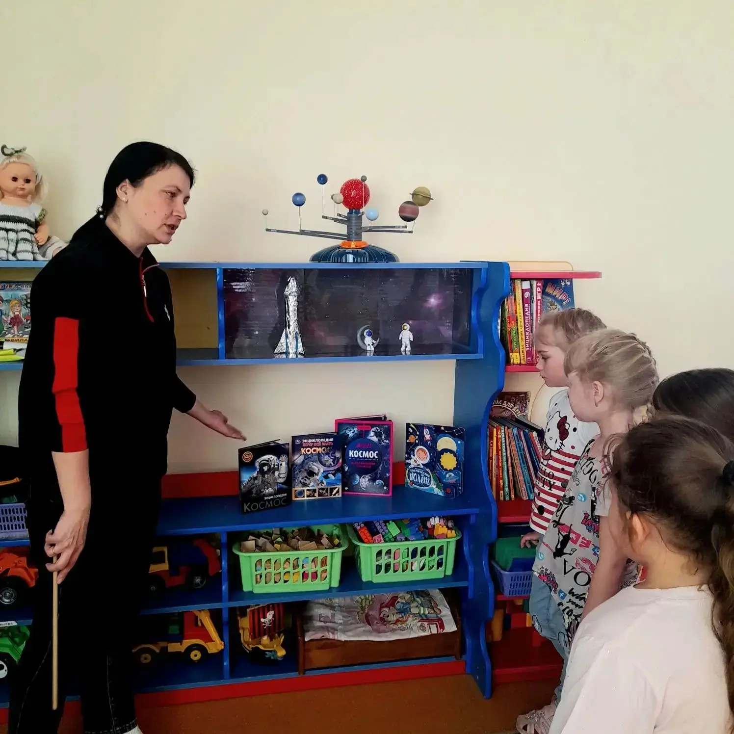 В первый день " Недели космоса" дети подготовительной группы "Непоседы" познакомились с...