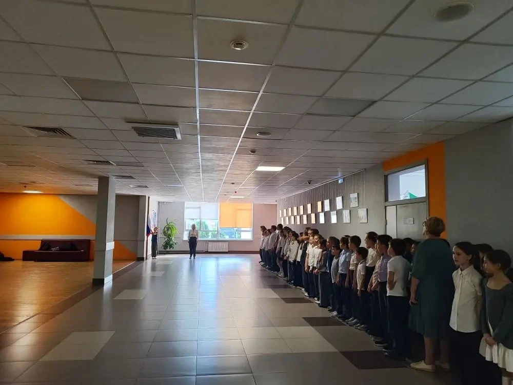 🇷🇺 Уважаемые родители, коллеги и ребята!  Сегодня, 18 мая, в нашей школе прошла торжественная линейк