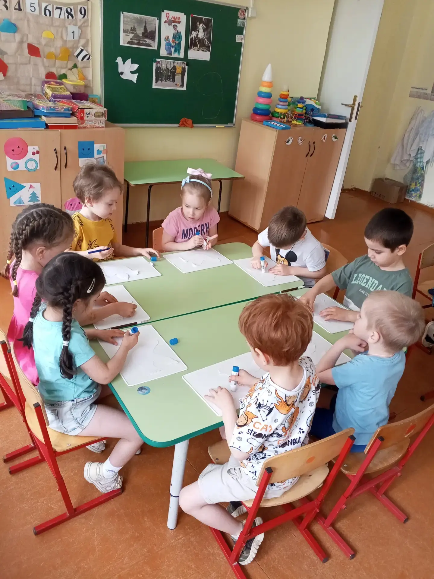 День Победы - праздник, которого ждут и взрослые, и дети. Но если старшие дошкольники уже могут поня