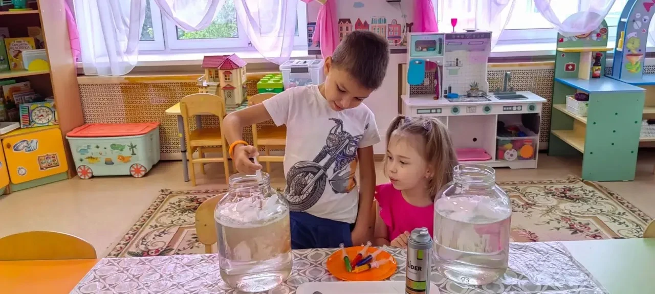 🌧 Дождливый день — не повод скучать!

🧪 Сегодня воспитатель д/о "Ягодка" Галина Николаевна Ч. с де