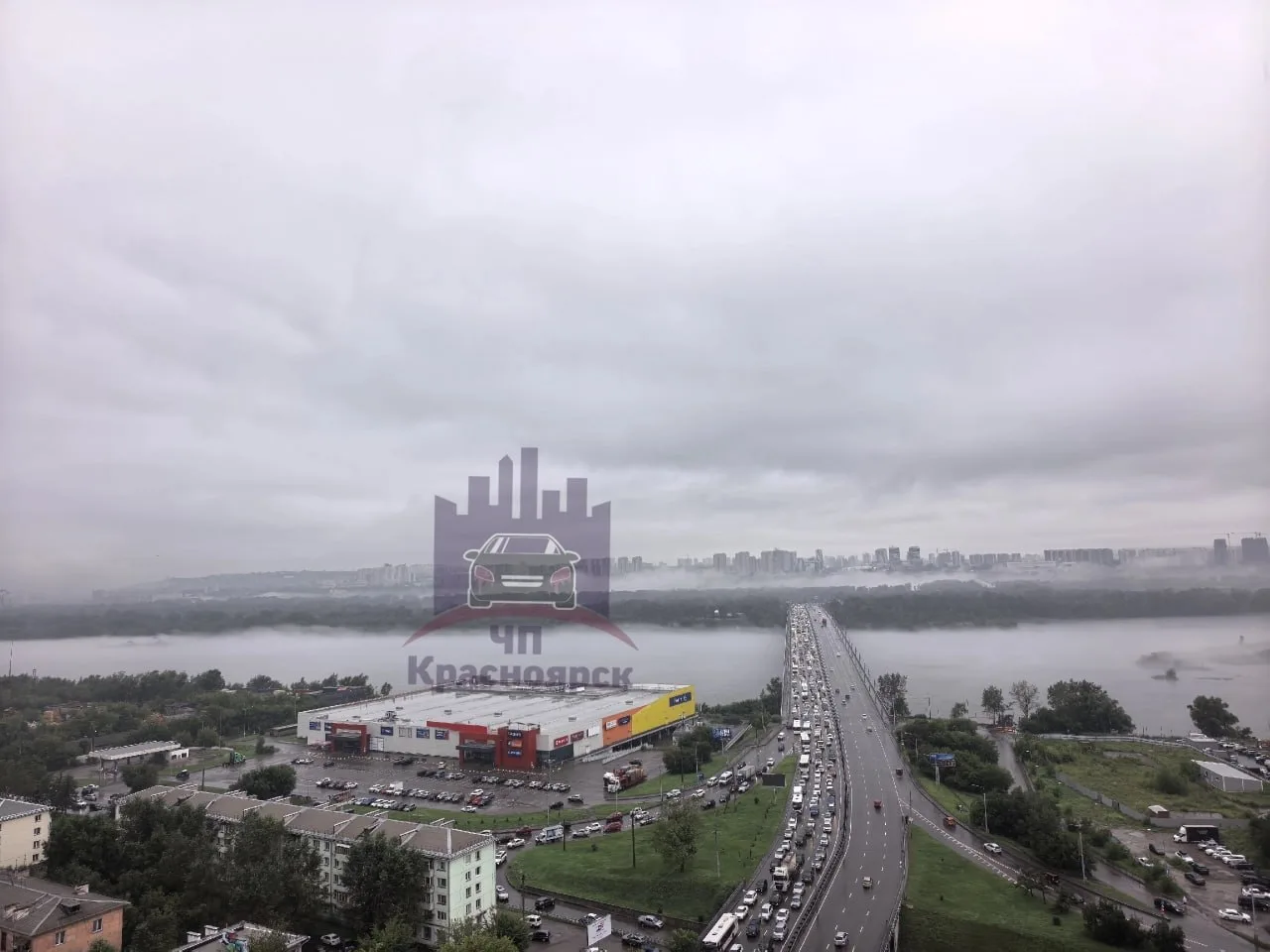 На Октябрьском мосту образовалась огромная пробка из-за небольшой лужи на улице Мичурина.