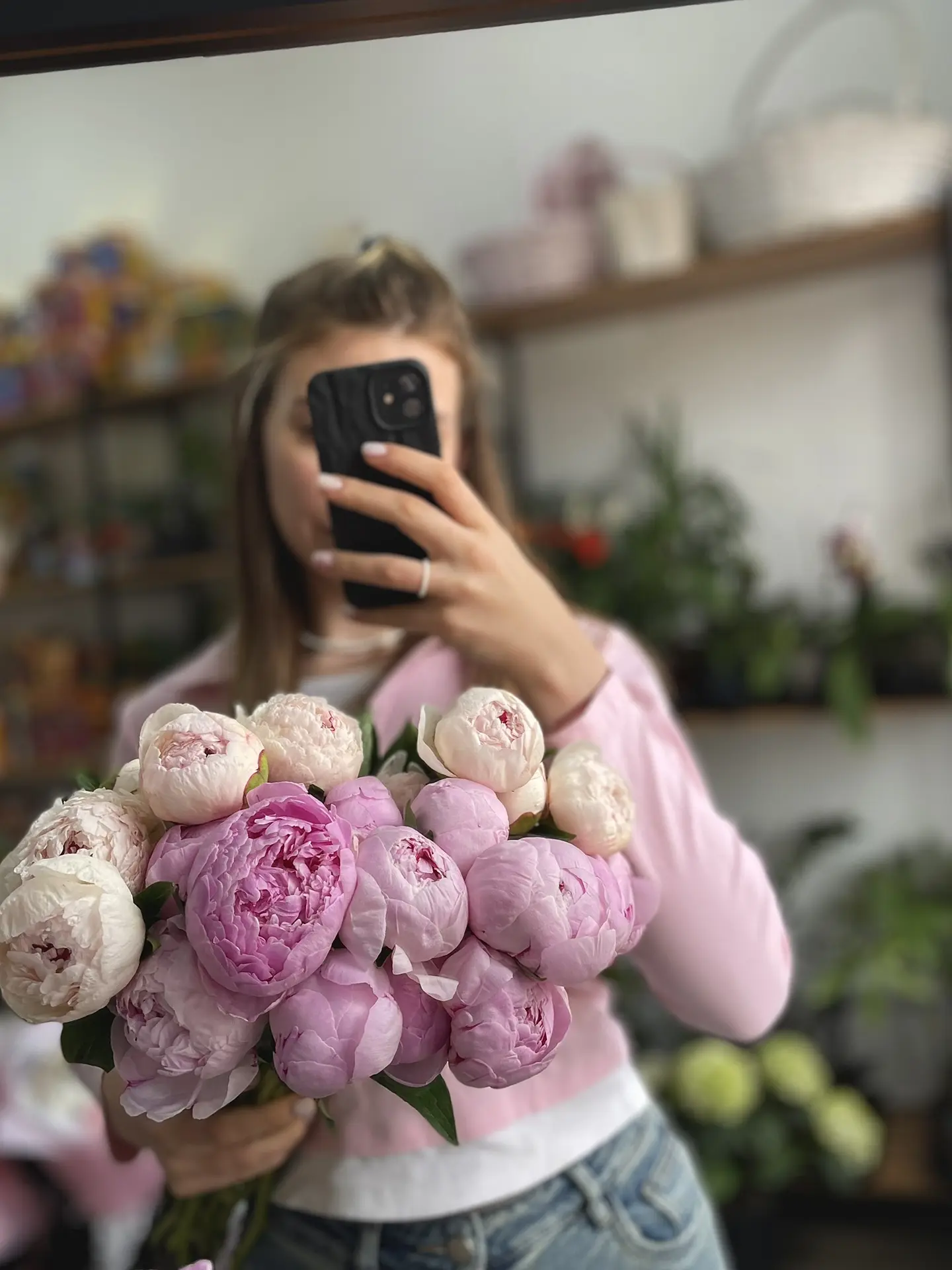Всеми любимые -ароматные пионы 🤍