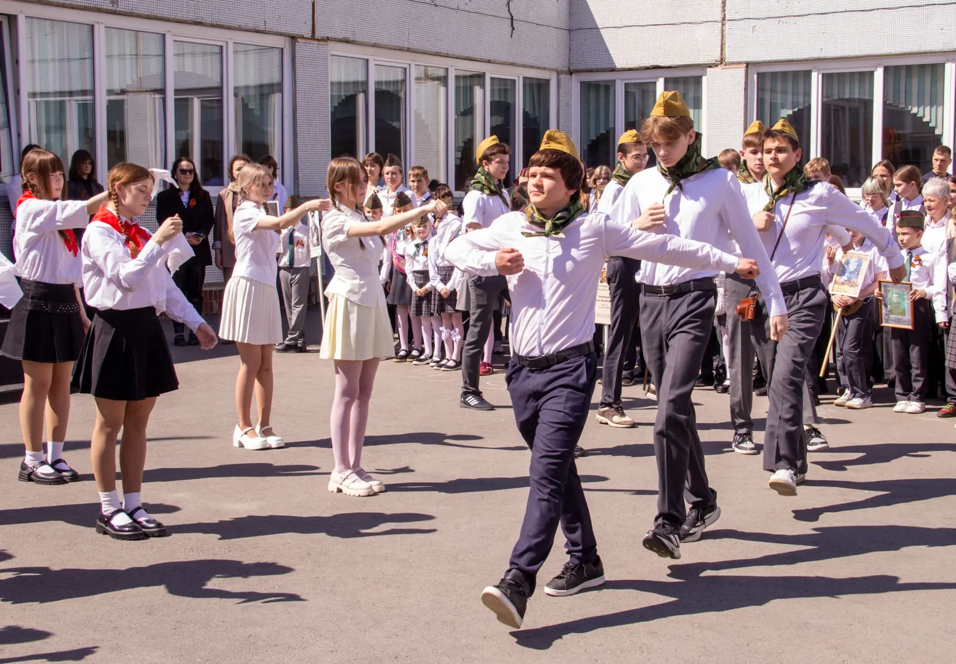 ЖИВАЯ ИСТОРИЯ В СЕРДЦЕ ЛИЦЕЯ  🎗️ Вчера внутренний двор главного корпуса стал местом, где встретились