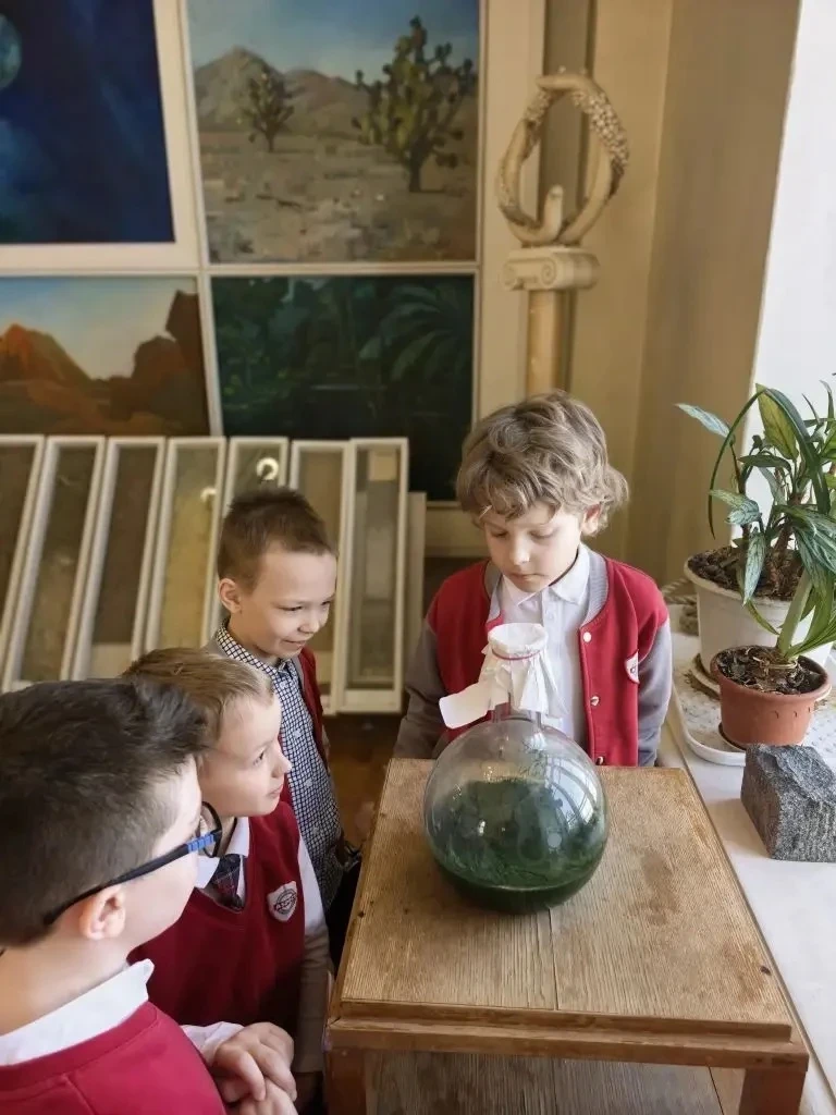 Секреты под нашими ногами: 1 «Б» в гостях у науки! 🌍🔬  Ученики 1 «Б» класса совершили настоящее откр