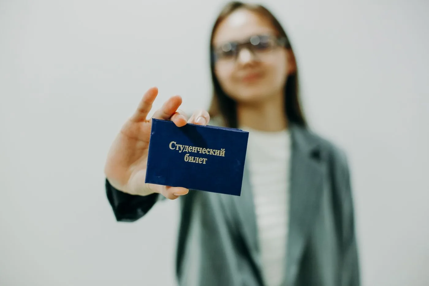🔵 Ну и ну: в Санкт-Петербурге абитуриентку сначала зачислили в вуз, а затем выставили ...