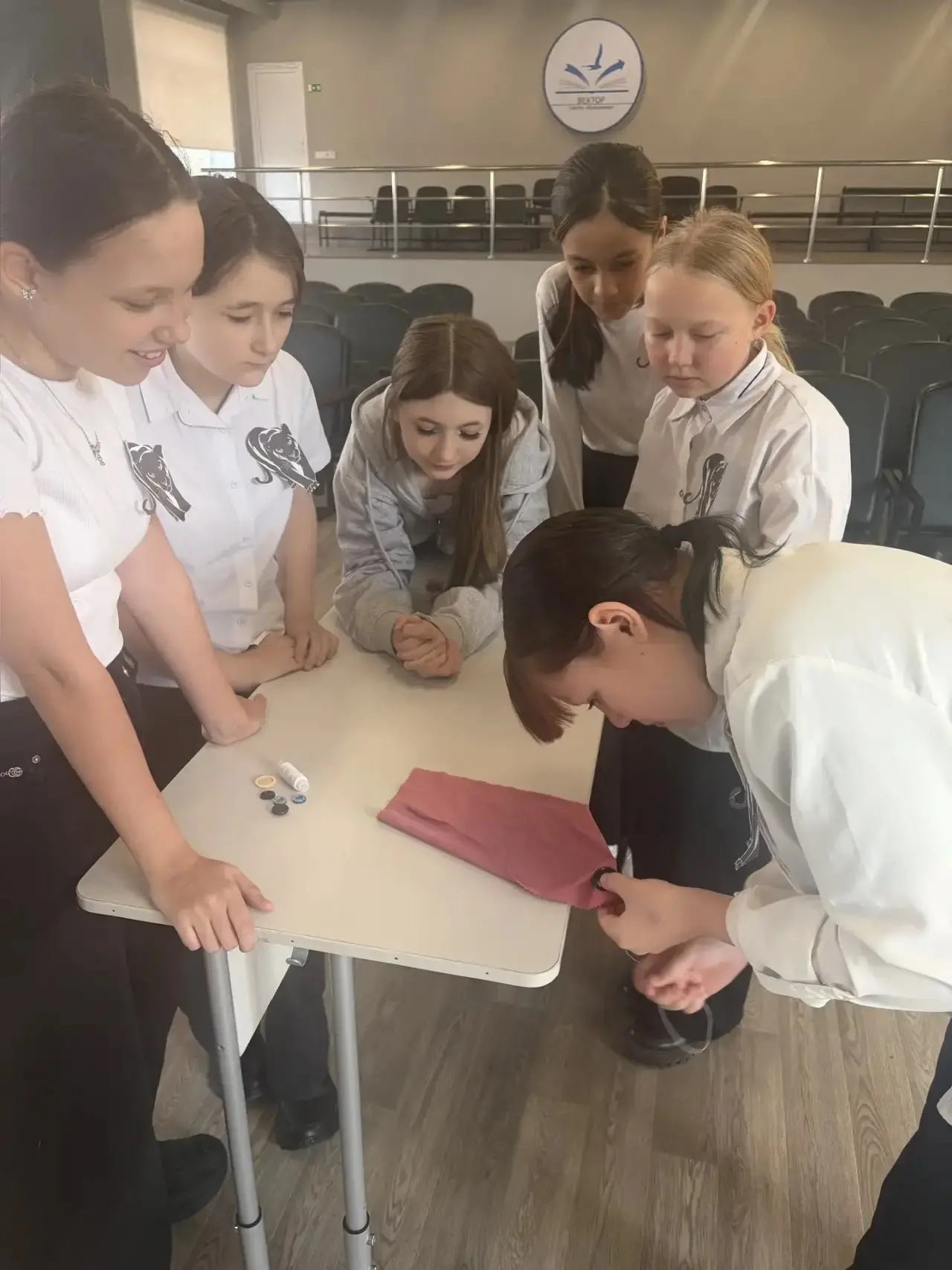 У нас прошли классные часы, посвящённые 8 Марта 🌷 Дети узнали историю происхождения праздника 📖 Было