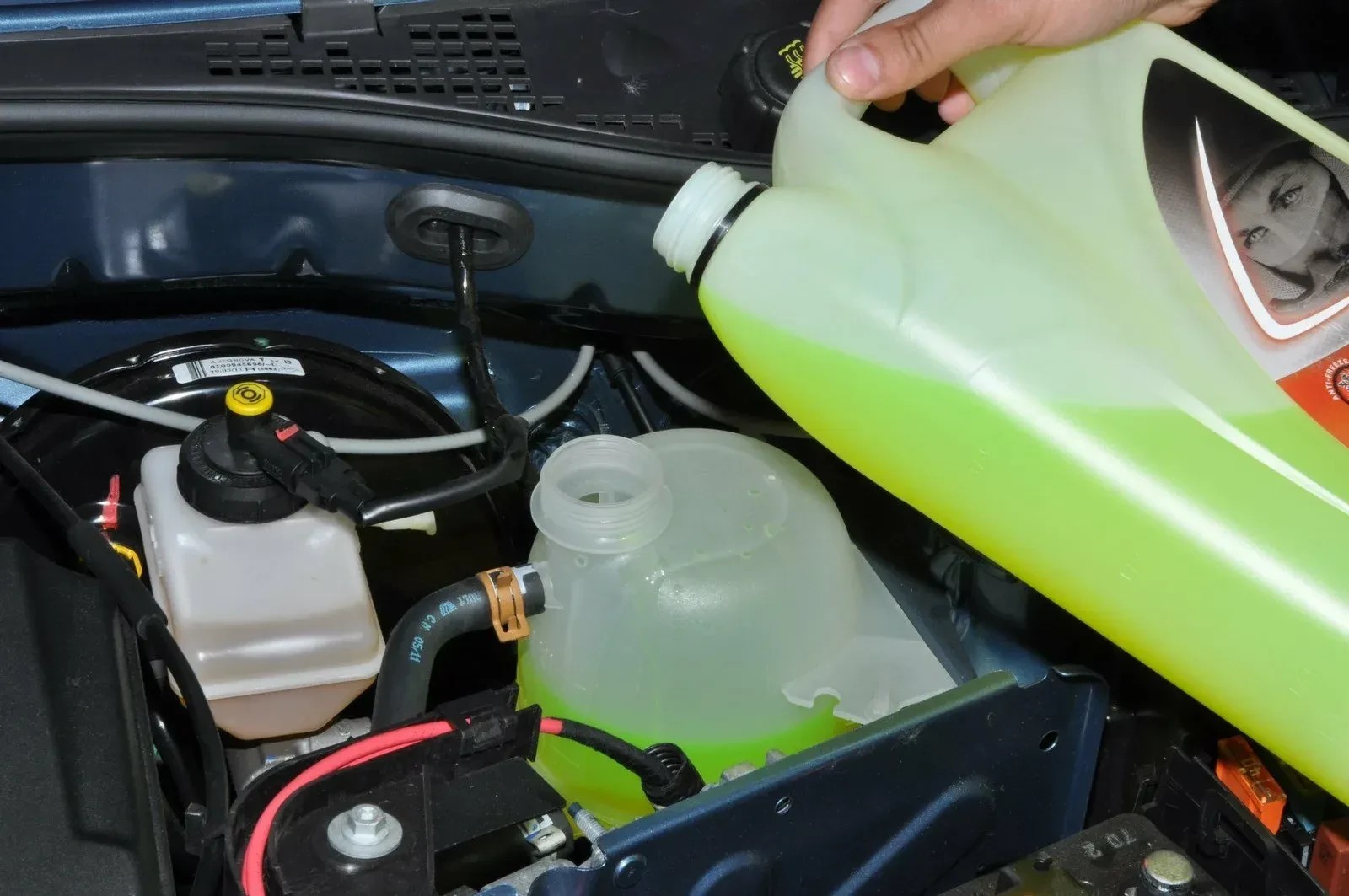 Чем опасен старый антифриз? 🚘🌡️

Многие водители регулярно меняют масло, фильтры и тормозные колод