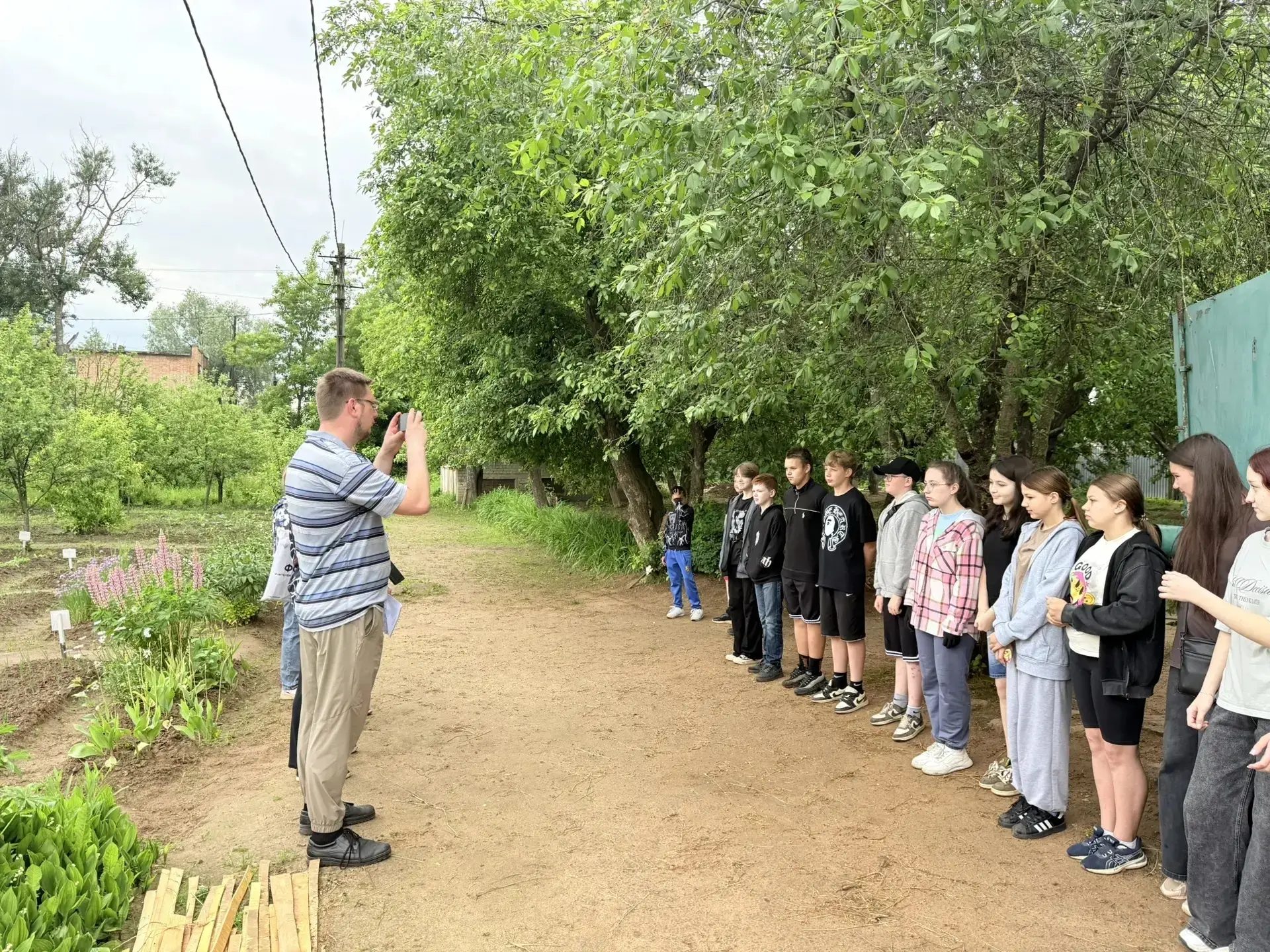 🌞Новую трудовую неделю на пришкольном участке открывает отряд "Улыбка".