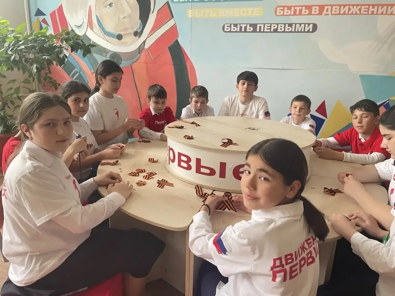 «Георгиевская ленточка»: память, которую носят на груди Активисты «Движения Первых» Лицея №1 г. Усть