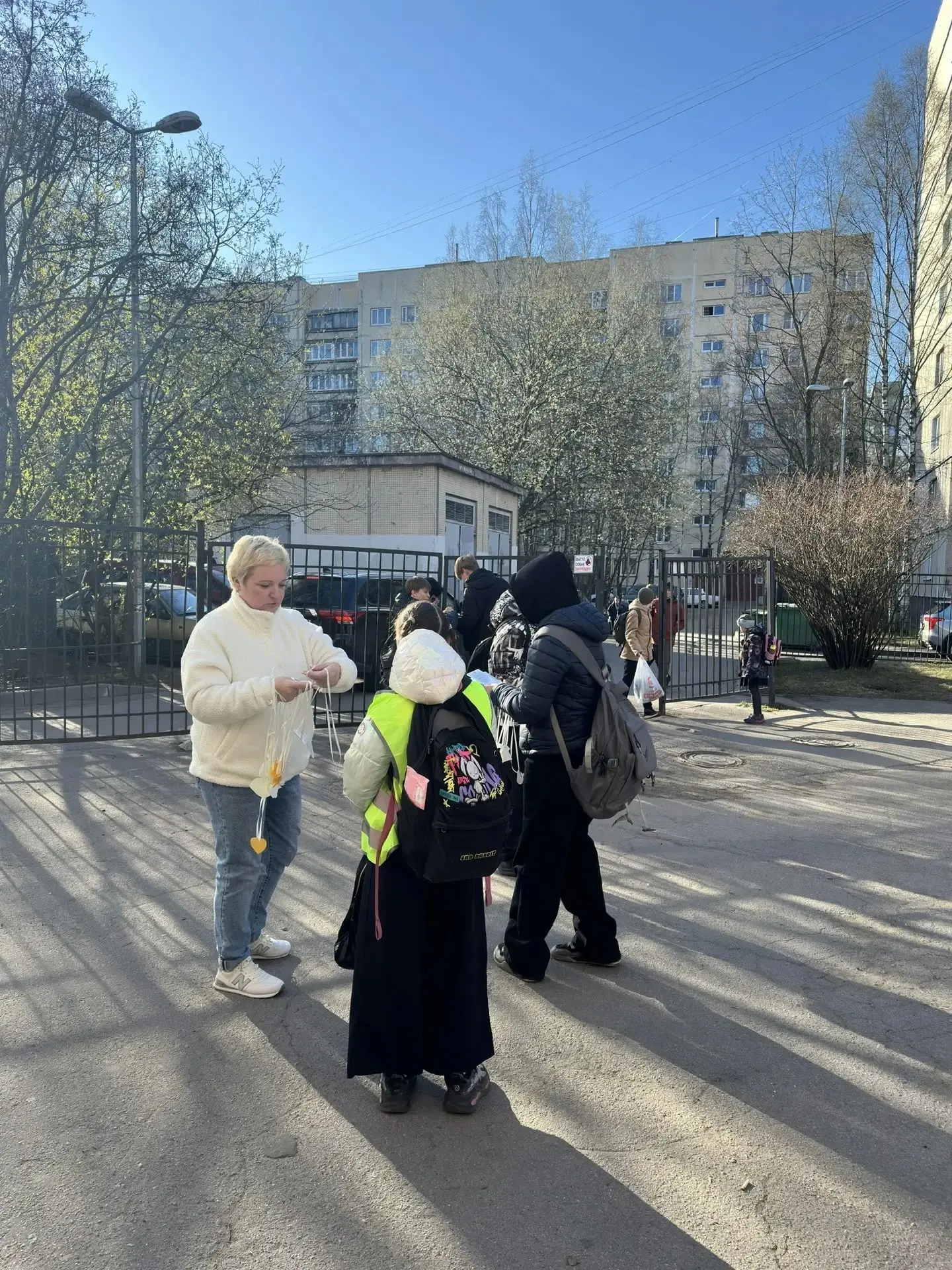 🚦 Юные инспекторы движения в деле: безопасность на дороге – это важно!  Ученики 6А класса вместе с р