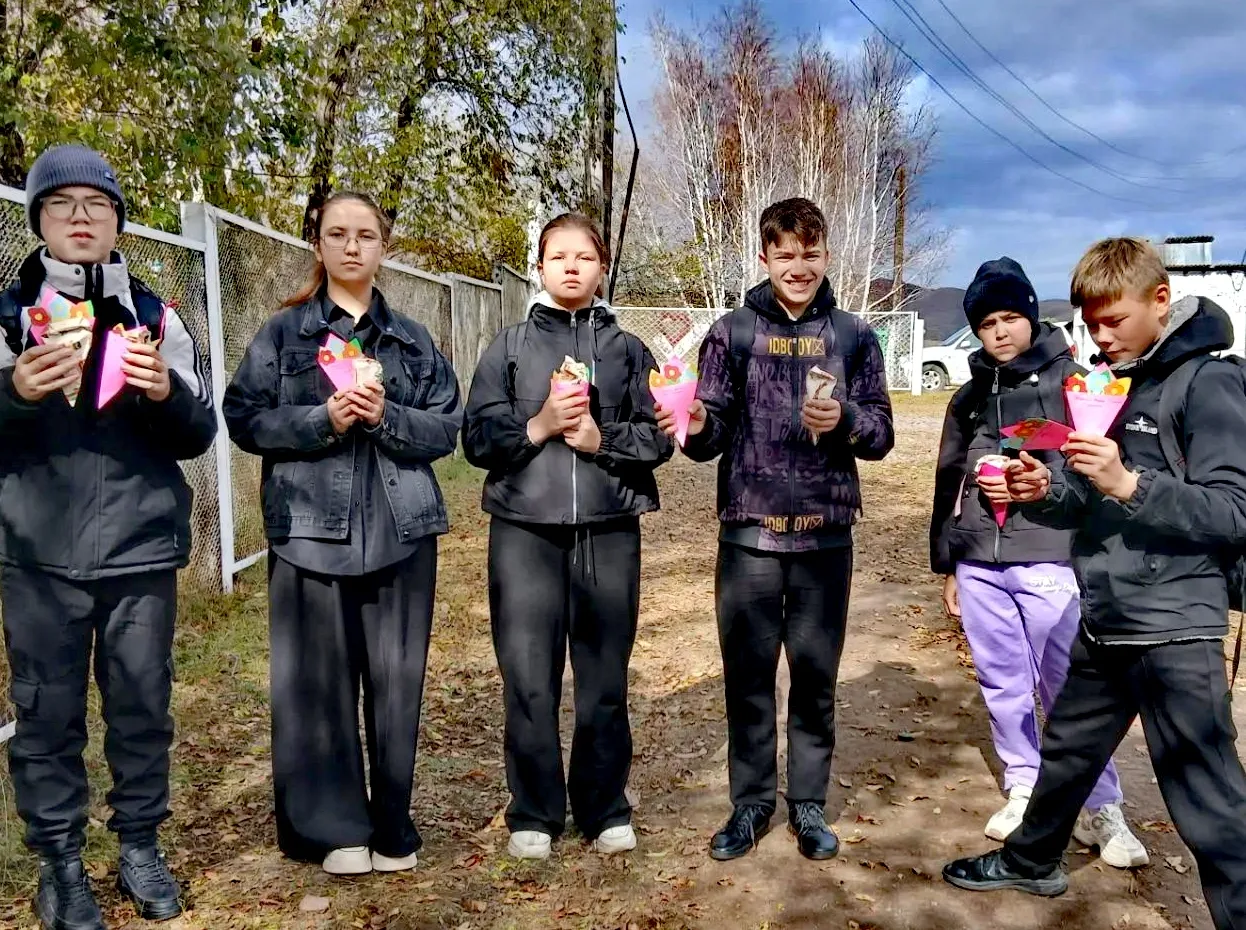 👵🧔 Связь поколений: школьники  поздравили пожилых односельчан