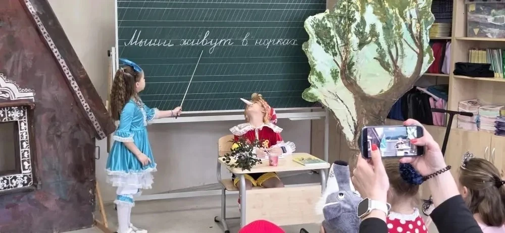 📚 27 марта в 1М классе состоялся трогательный праздник — «Прощание с Азбукой». 🎉  Ребята представили