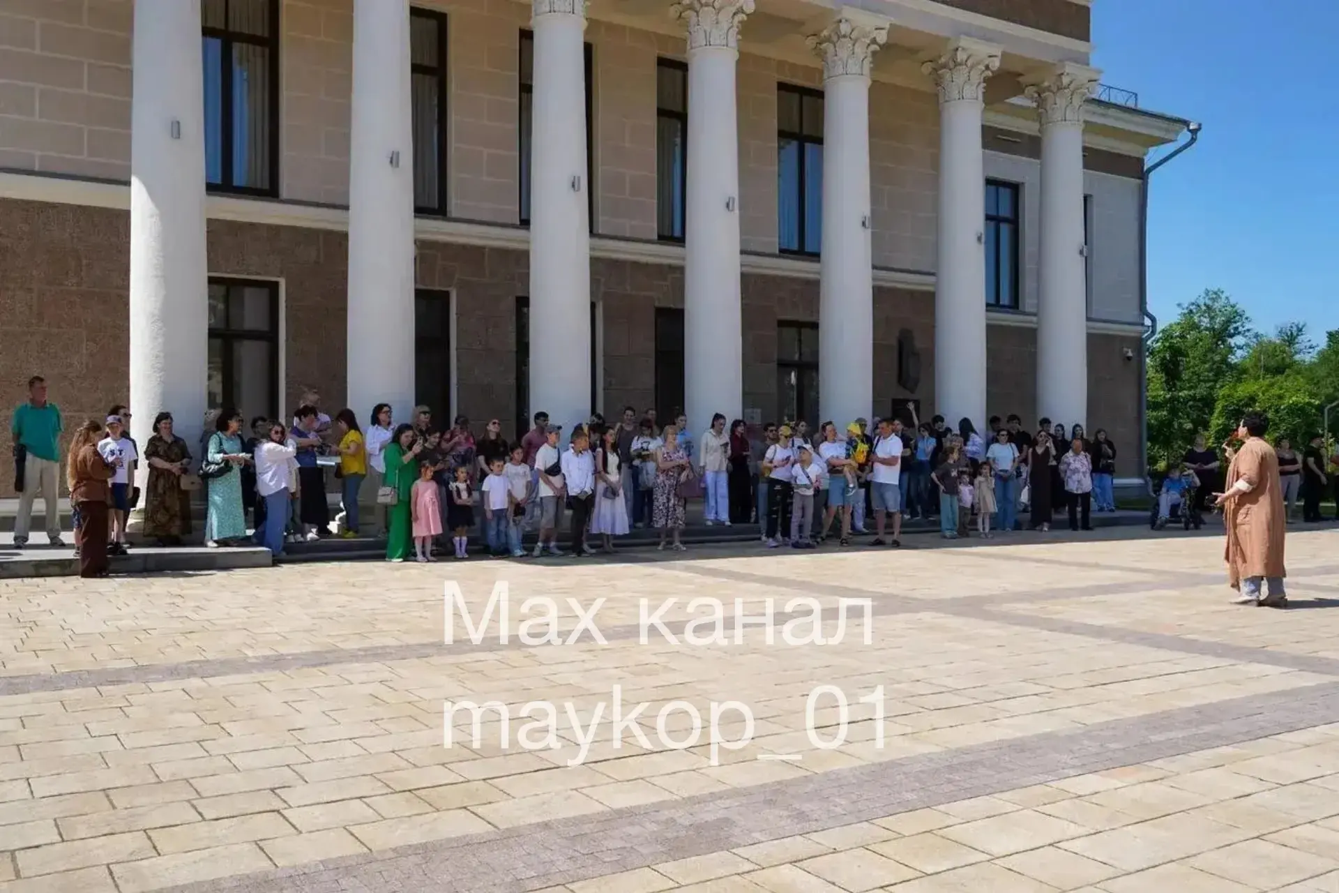Почти 100 человек собрались на театральной площади у Пушкинского народного дома на став...
