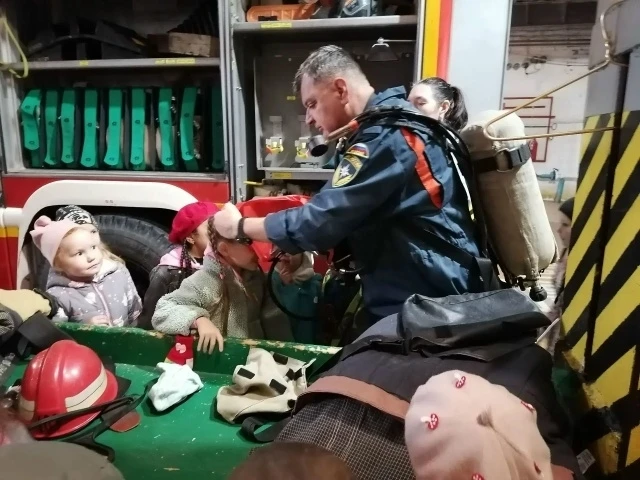 Дошкольники из Красноуральска примерили каску пожарного и посидели в кабине спецмашины