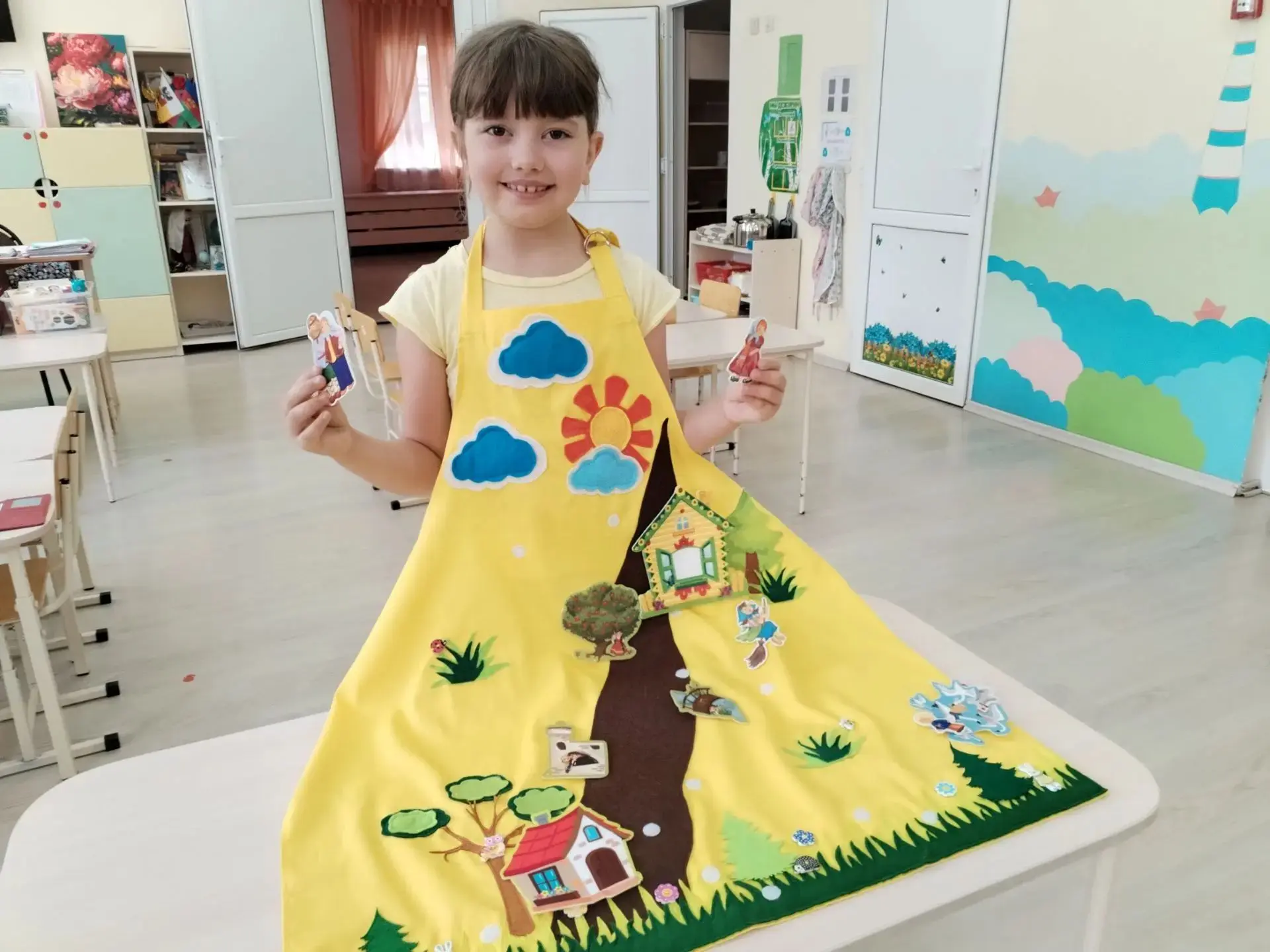 Сегодня ребята подготовительной группы самостоятельно попробовали играть в театр на фартуке. 
"Театр