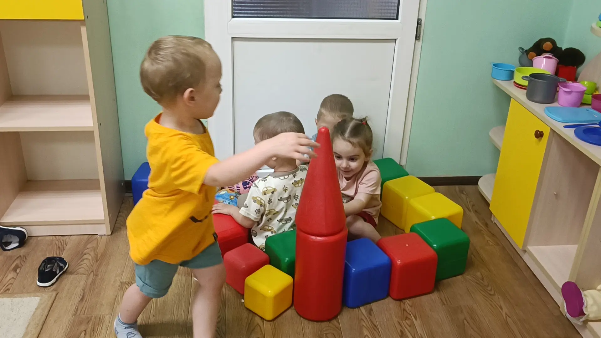 Я построю новый дом,
жить уютно будет в нем,
кубики поставлю в ряд,
сверху будет крыша.
В домике игр
