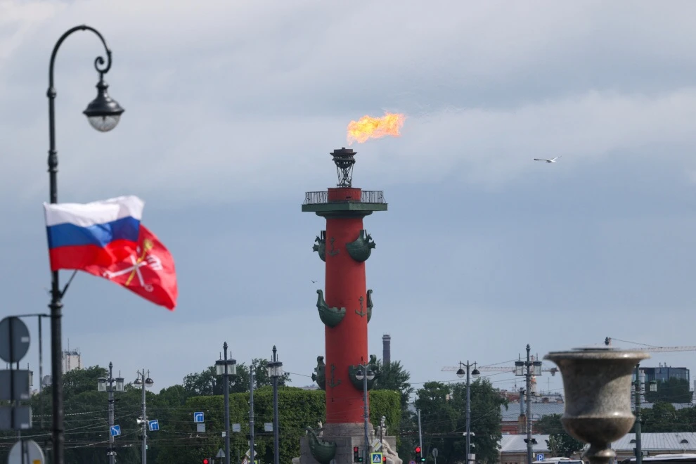 На Сенатской площади сегодня царила особая, торжественная атмосфера. В день 323-й годовщины со дня о