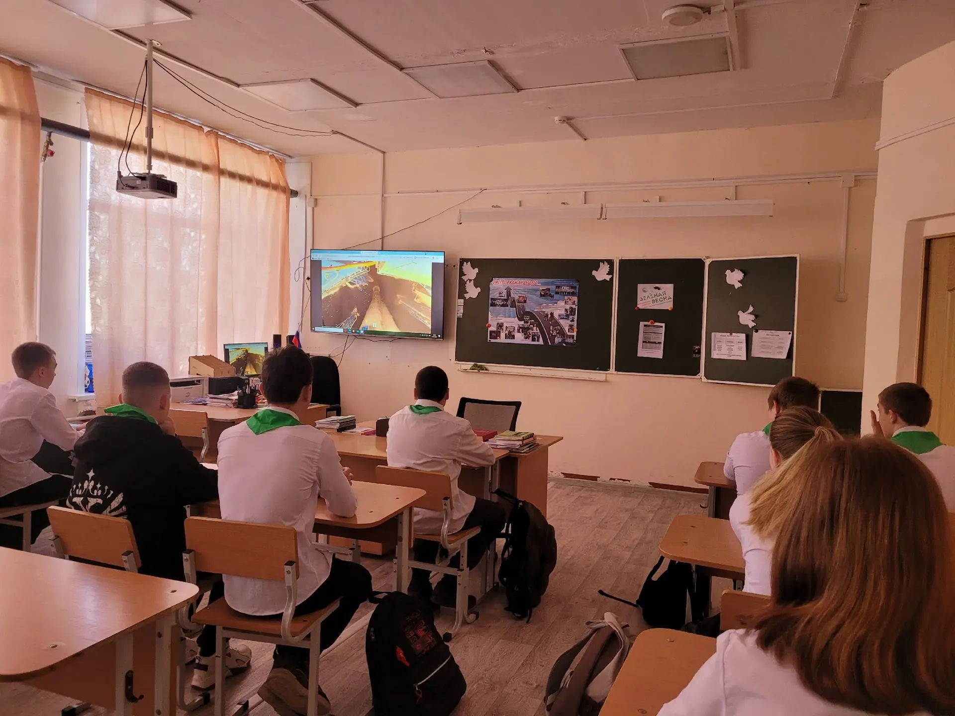 🚀 ГЛАВНОЕ — О КОСМОСЕ: В Дубровской школе прошли «Разговоры о важном»