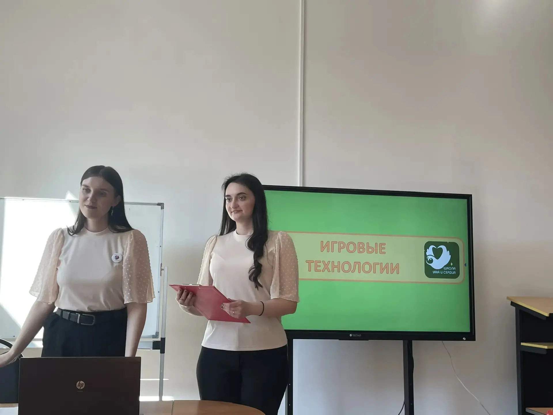 Молодые специалисты, учителя русского языка и литературы гимназии Давыдова Оксана Алекс...