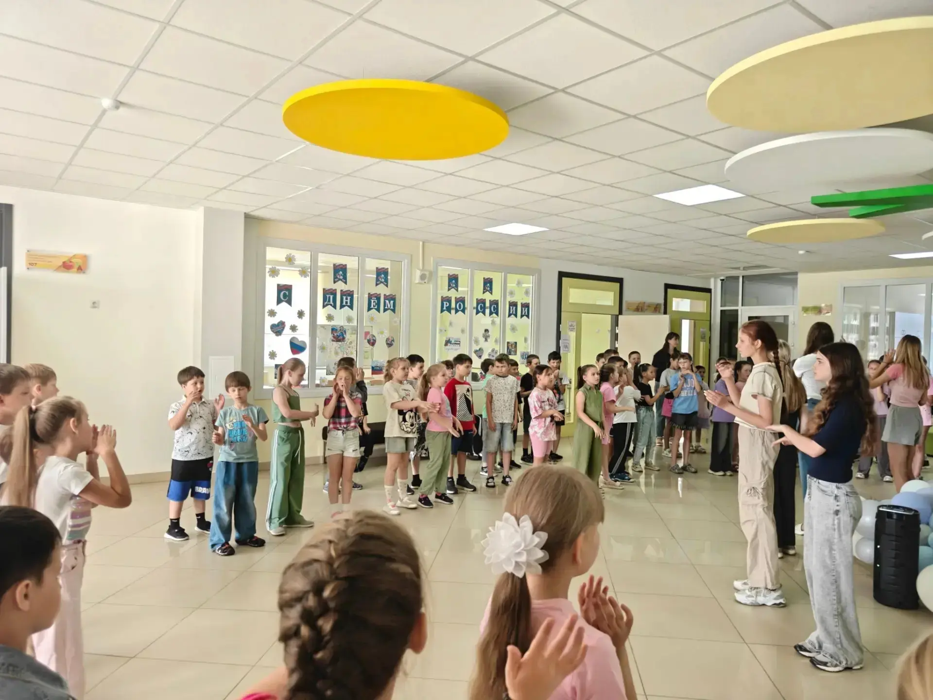 День в ЛДП "Эврика" традиционно начался с линейки, затем бодрящая зарядка и вкусный завтрак. После п