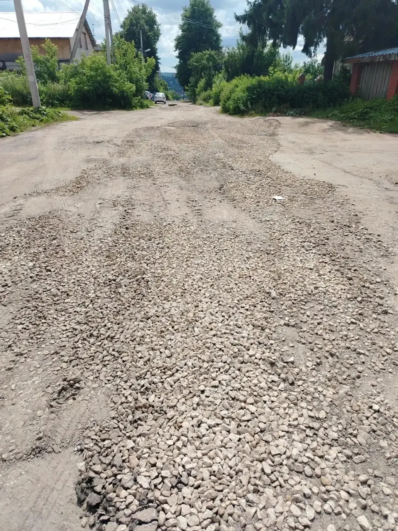 МКУ "Спецавтохозяйство" по поручению городской администрации произвело отсыпку щебнем проблемных уча