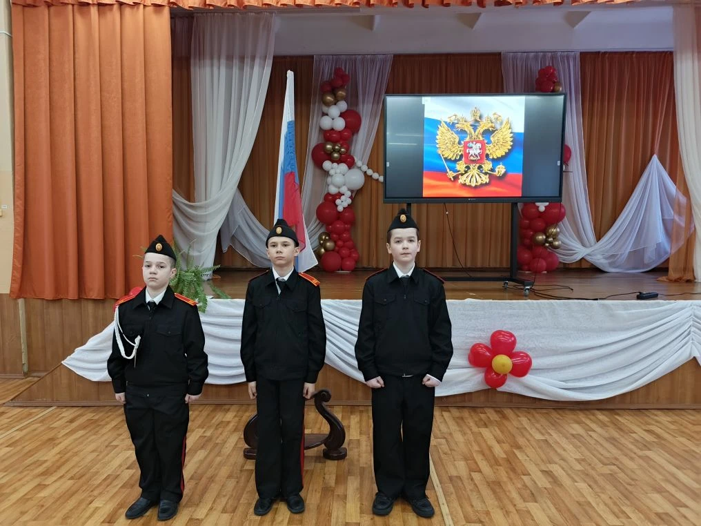 Понедельник, 16 февраля, рабочая неделя в нашей школе по традиции началась с выноса флага и исполнен