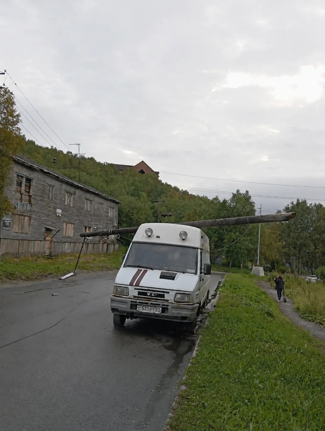 🚨 На Радищева упали два столба