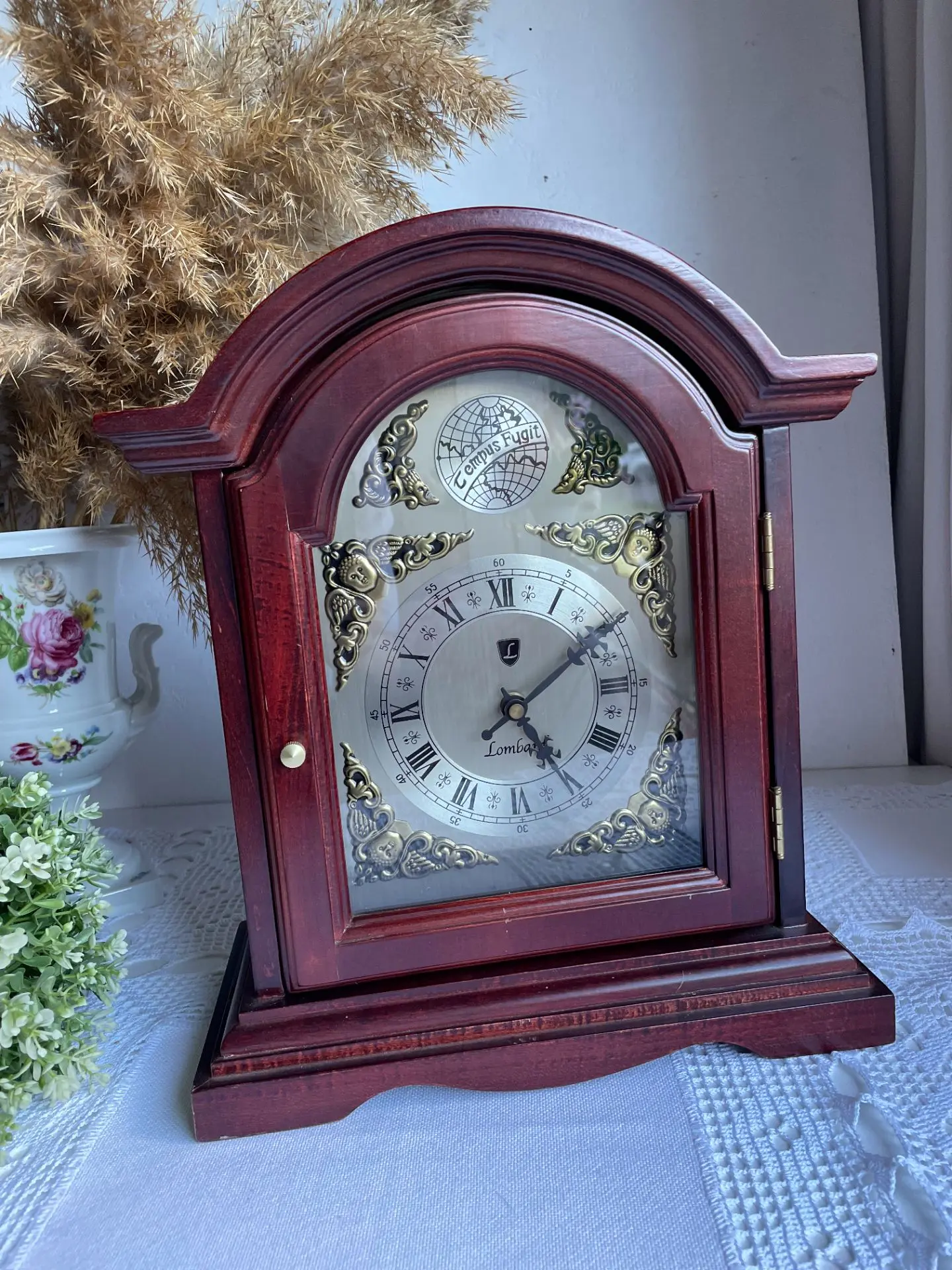 эта модель была создана брендом Lombard в рамках линейки Bedford Clock Collection.Целью...