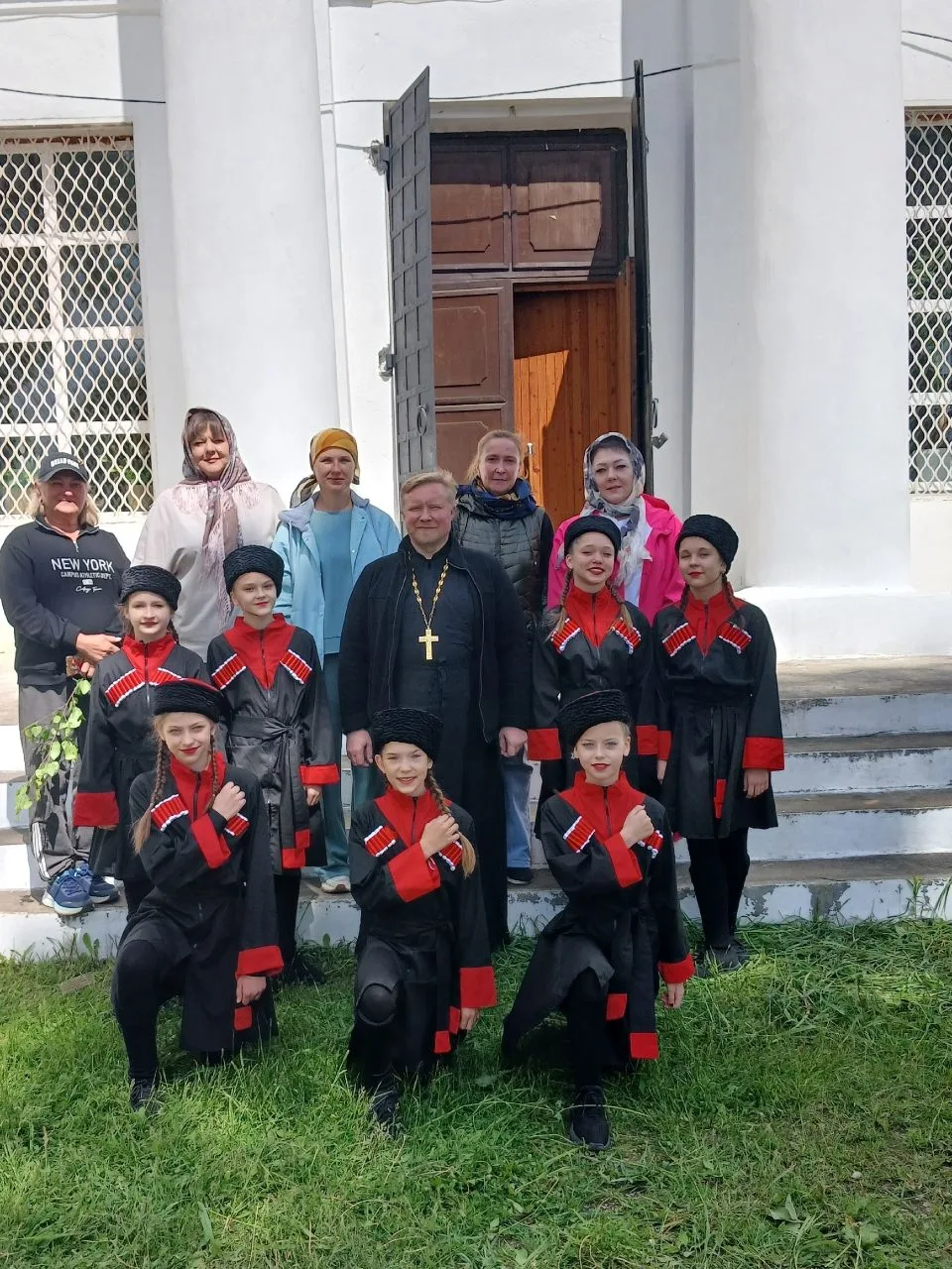 В праздник Святой Троицы, наш коллектив группы художественной пластики «Каприз» с радостью и трепето