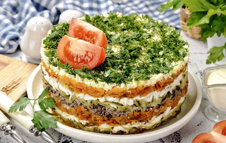 Слоеный салат с КУРИНОЙ ПЕЧЕНЬЮ!