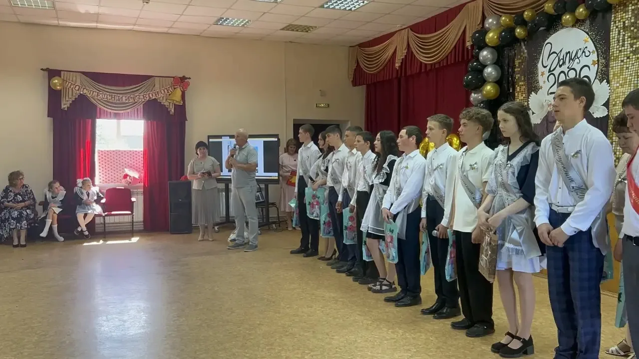 Последний звонок — это кульминация школьных лет, момент, когда смешиваются радость от п...