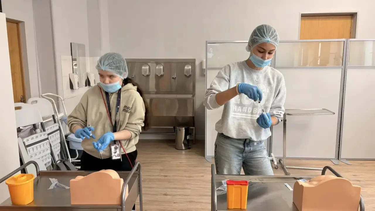 🥼 Первый шаг в профессию!  Наши девятиклассники продолжают исследовать мир профессий. На этот раз то