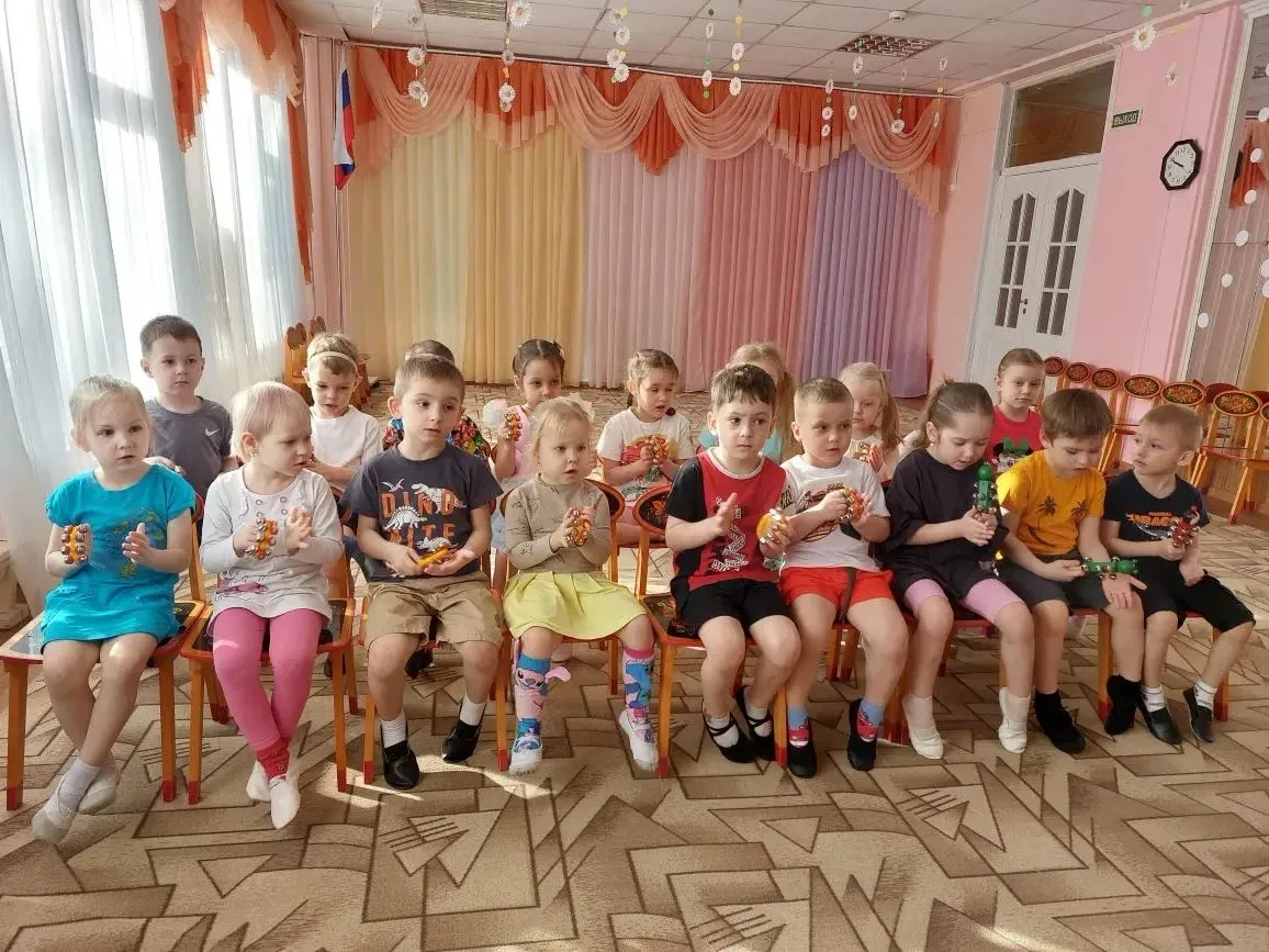 🎵 Юные музыканты в деле! 🥁Сегодня на музыкальном занятии в средней группе царила настоящая творчес