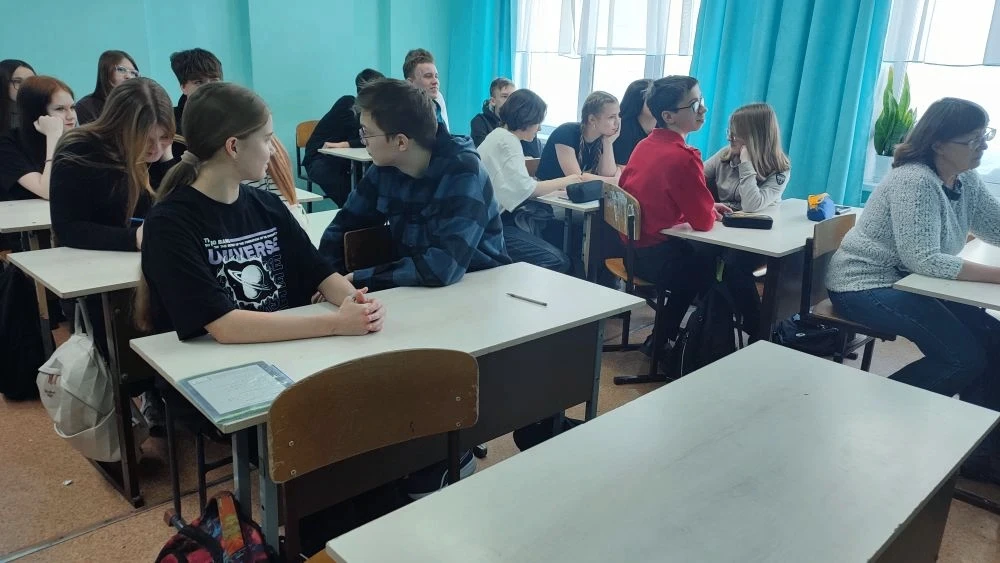 С ноября 2025 года по февраль 2026 года с обучающимися школы 8 – 10 классов проводят КВИЗ «Бросай!» 