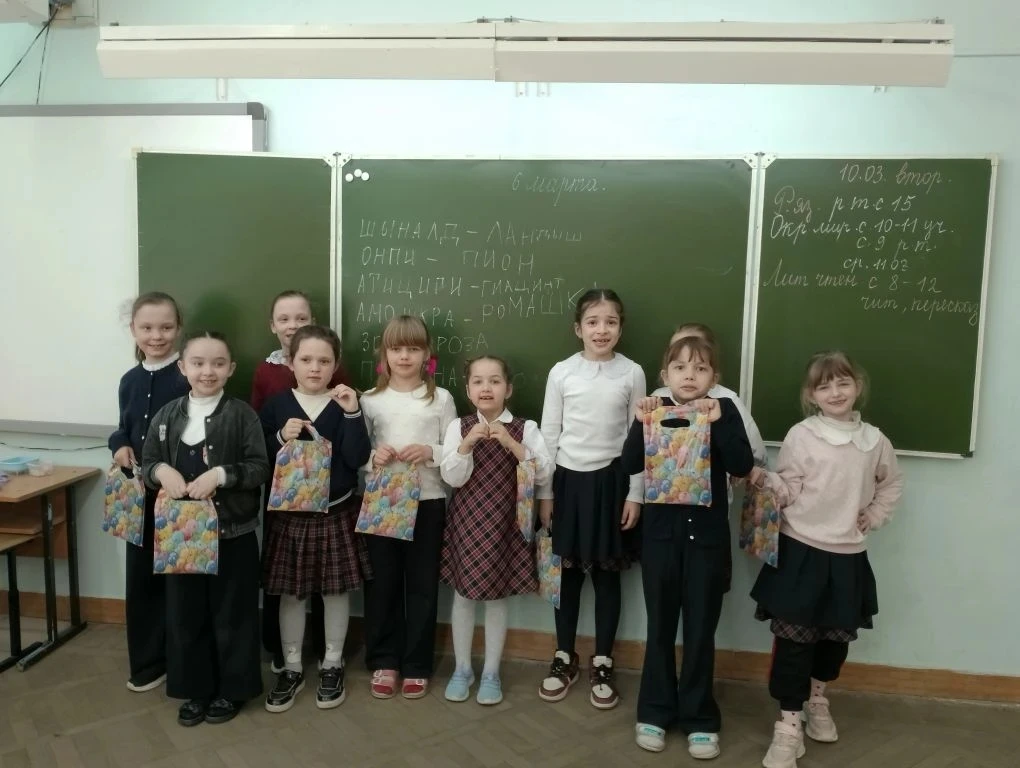 🌷 Праздник весны в 1 «А»!  В нашем 1 "А" классе прошел классный час, посвященный 8 Марта. Главными г