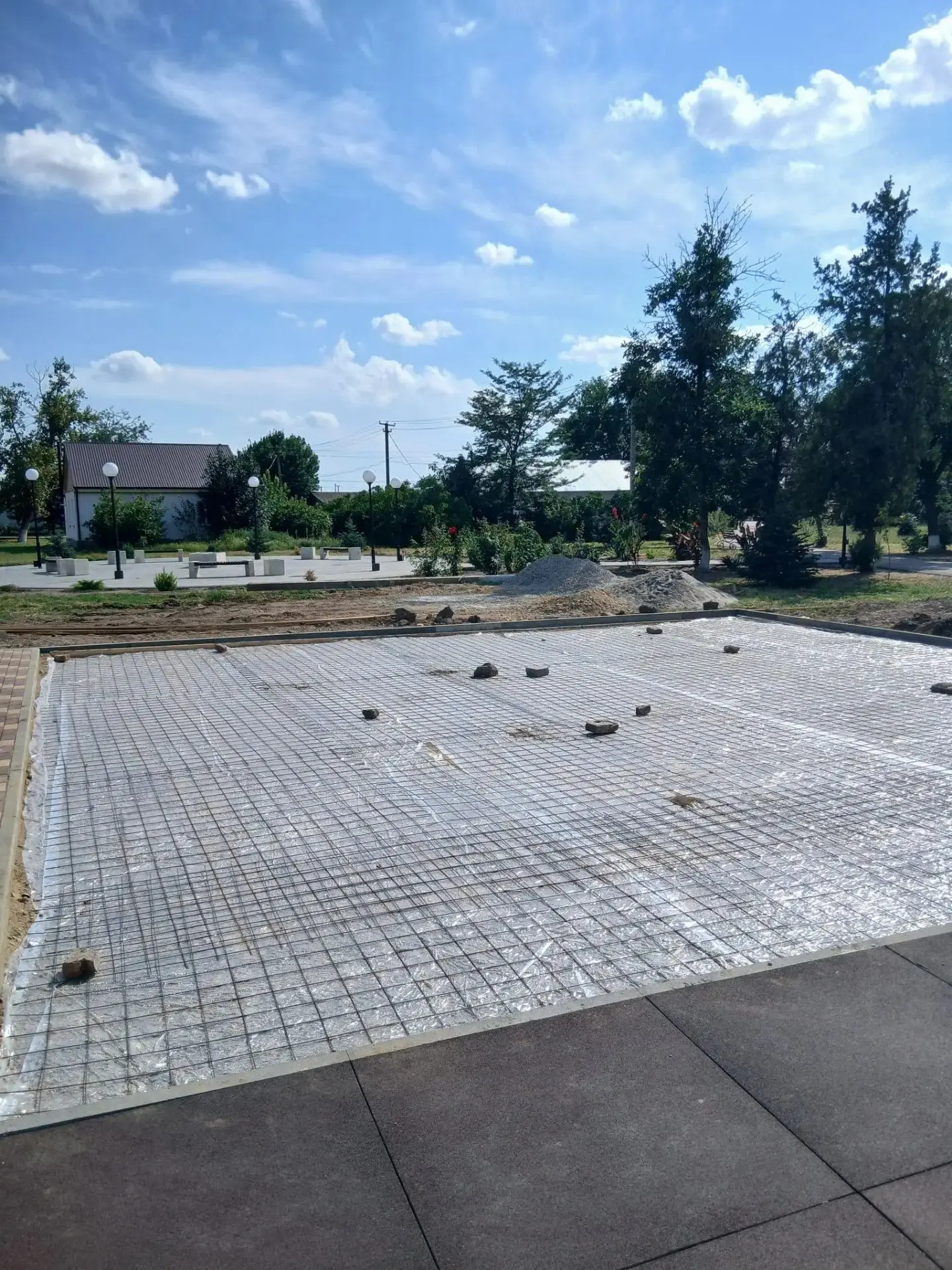 Продолжаем благоустройство детских площадок на Ставрополье. Активные работы начались в ...