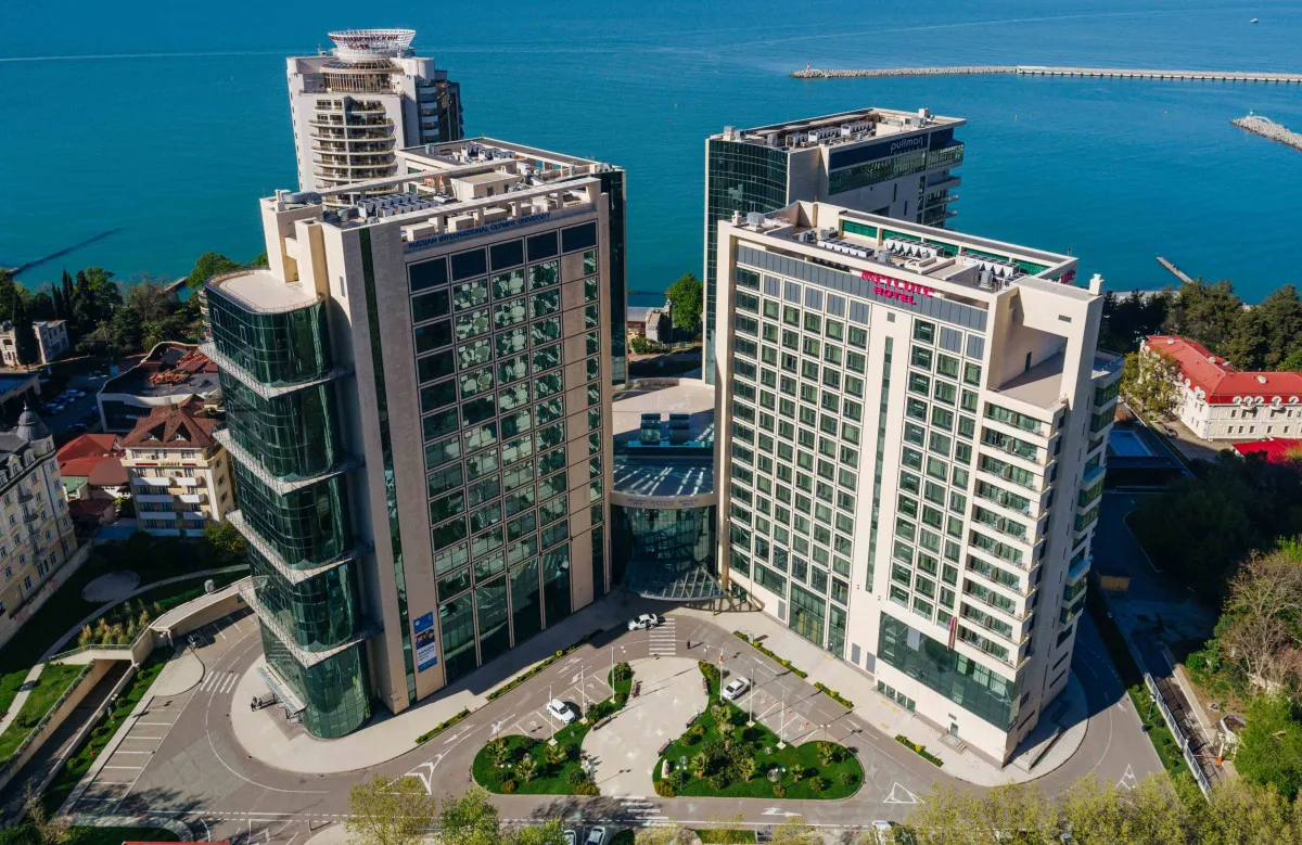 MERCURE SOCHI CENTRE в Сочи Центр в 250 м от моря предлагает отдых с фирменным галечным...