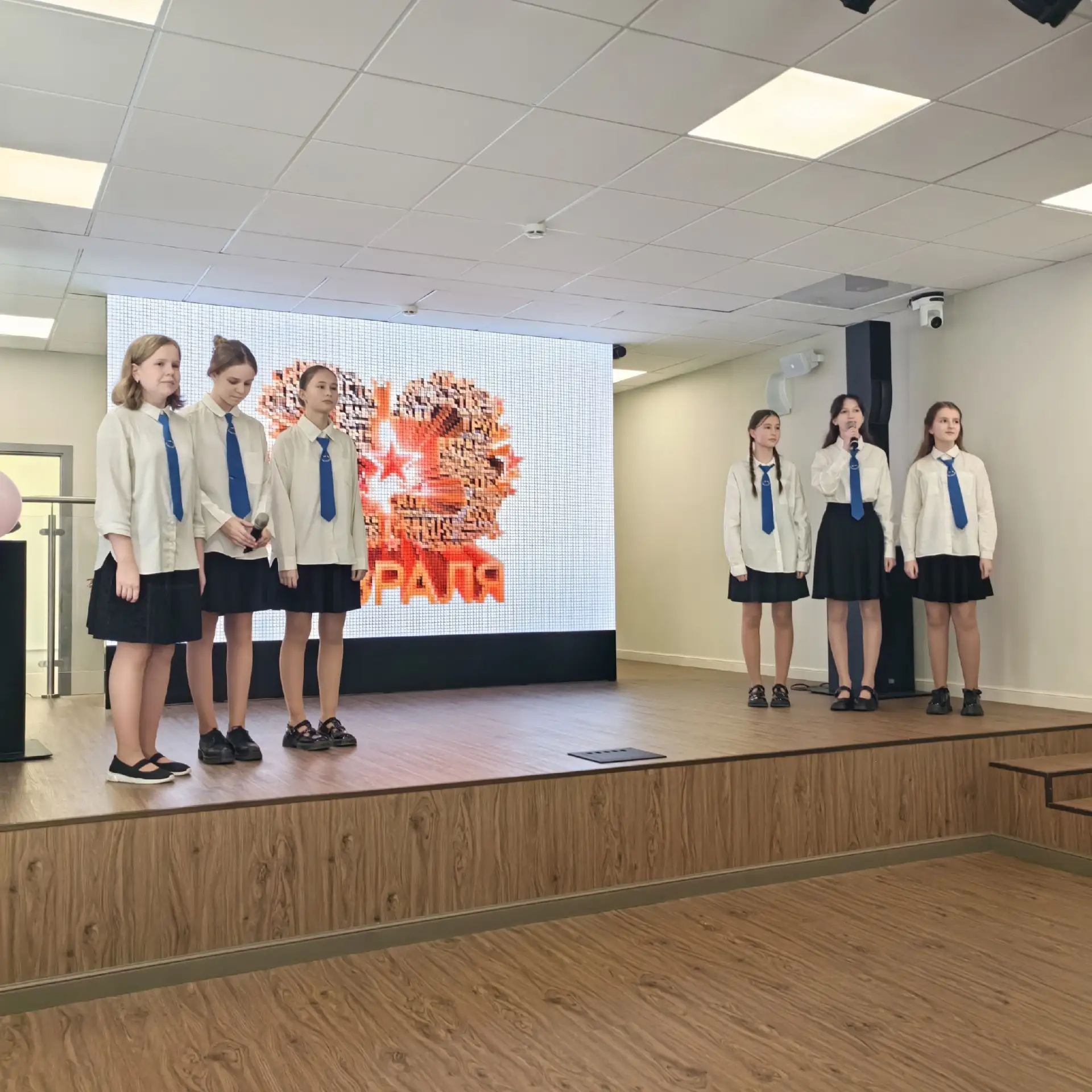 🎉 ФЕВРОМАРТ ШАГАЕТ ПО ШКОЛЕ 🌼   🌺 В эту пятницу в нашей школе царила особая, тёплая и праздничная ат