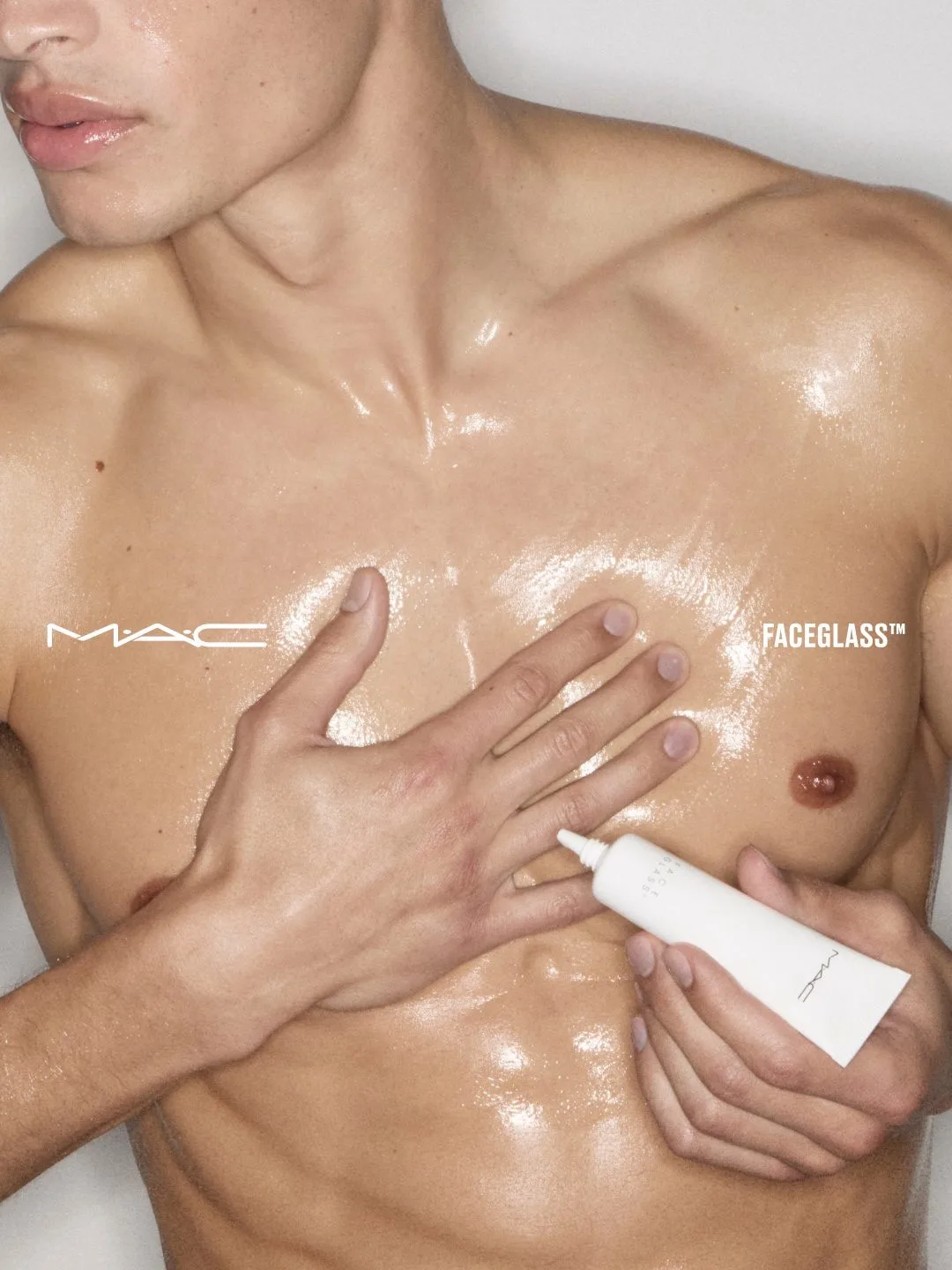 MAC выпустили новое необычное средство — Faceglass Hydrating Skin Gloss. Оно работает к...