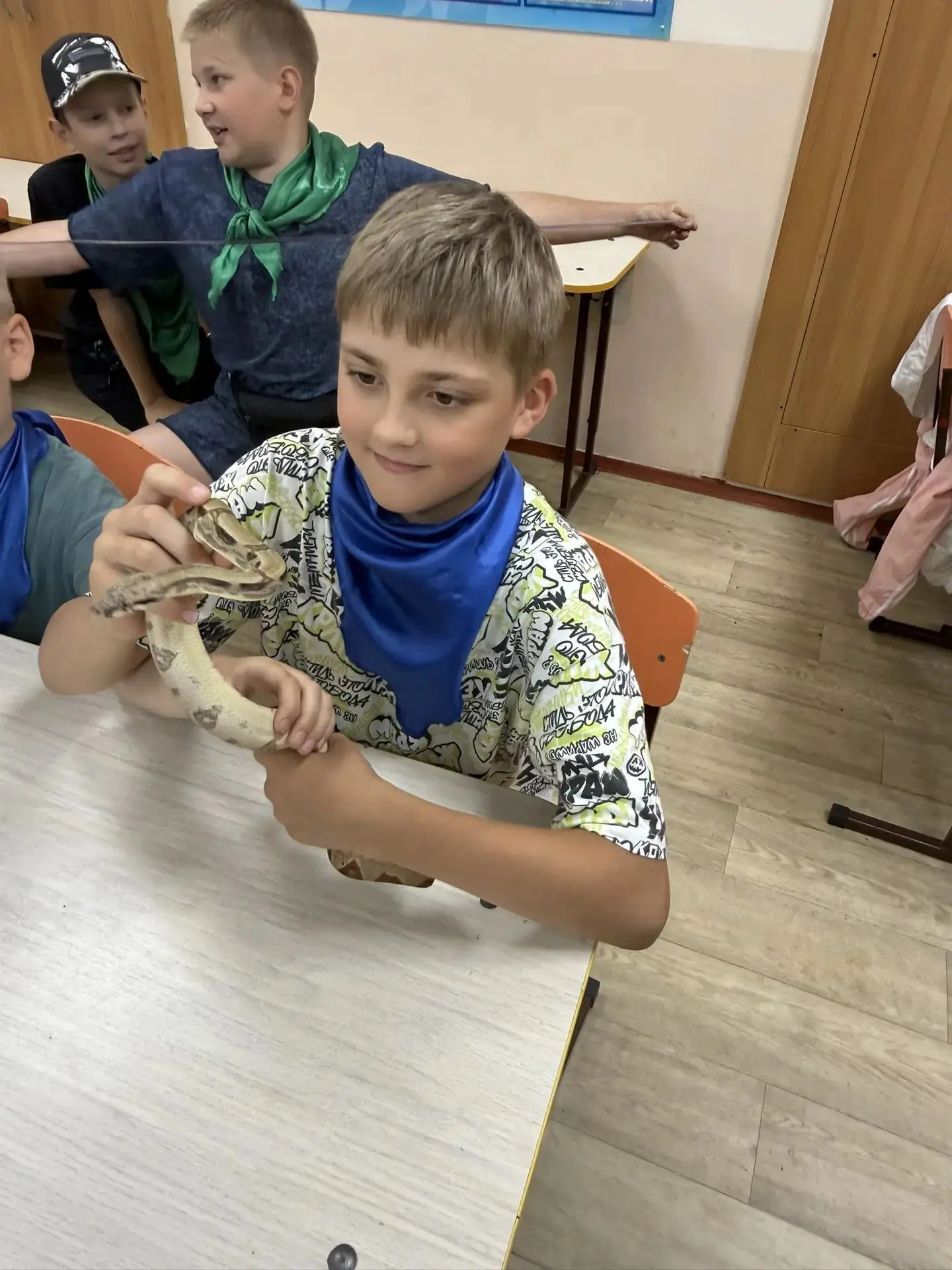 Сегодня в пришкольном лагере опять некогда скучать! После зарядки и полезного завтрака Веселые старт