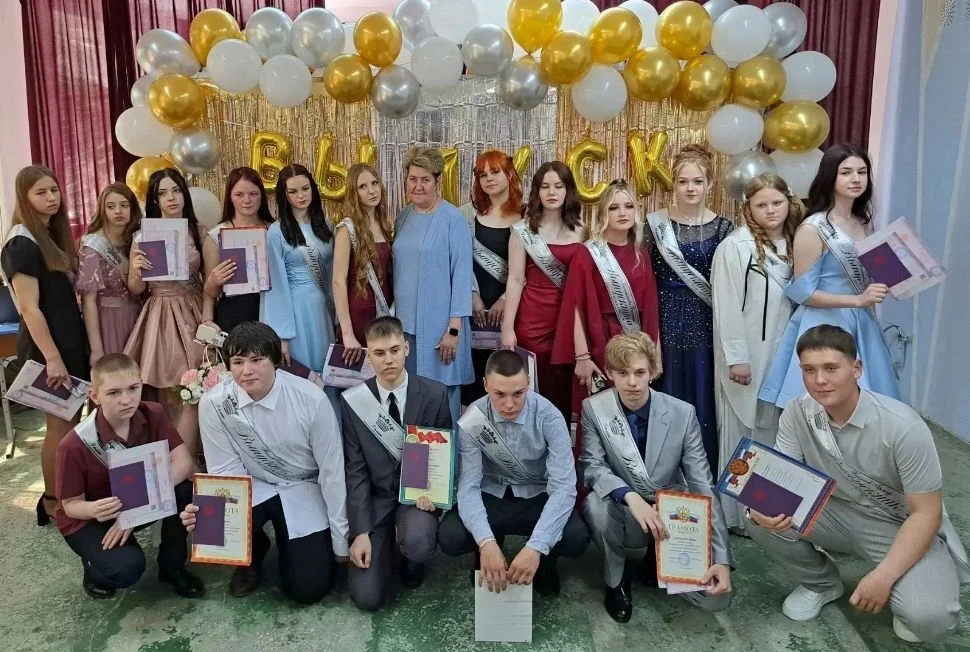 👏👏👏 Ура! Наши девятиклассники получили аттестаты!

📚 Позади месяцы подготовки и переживаний. Но 