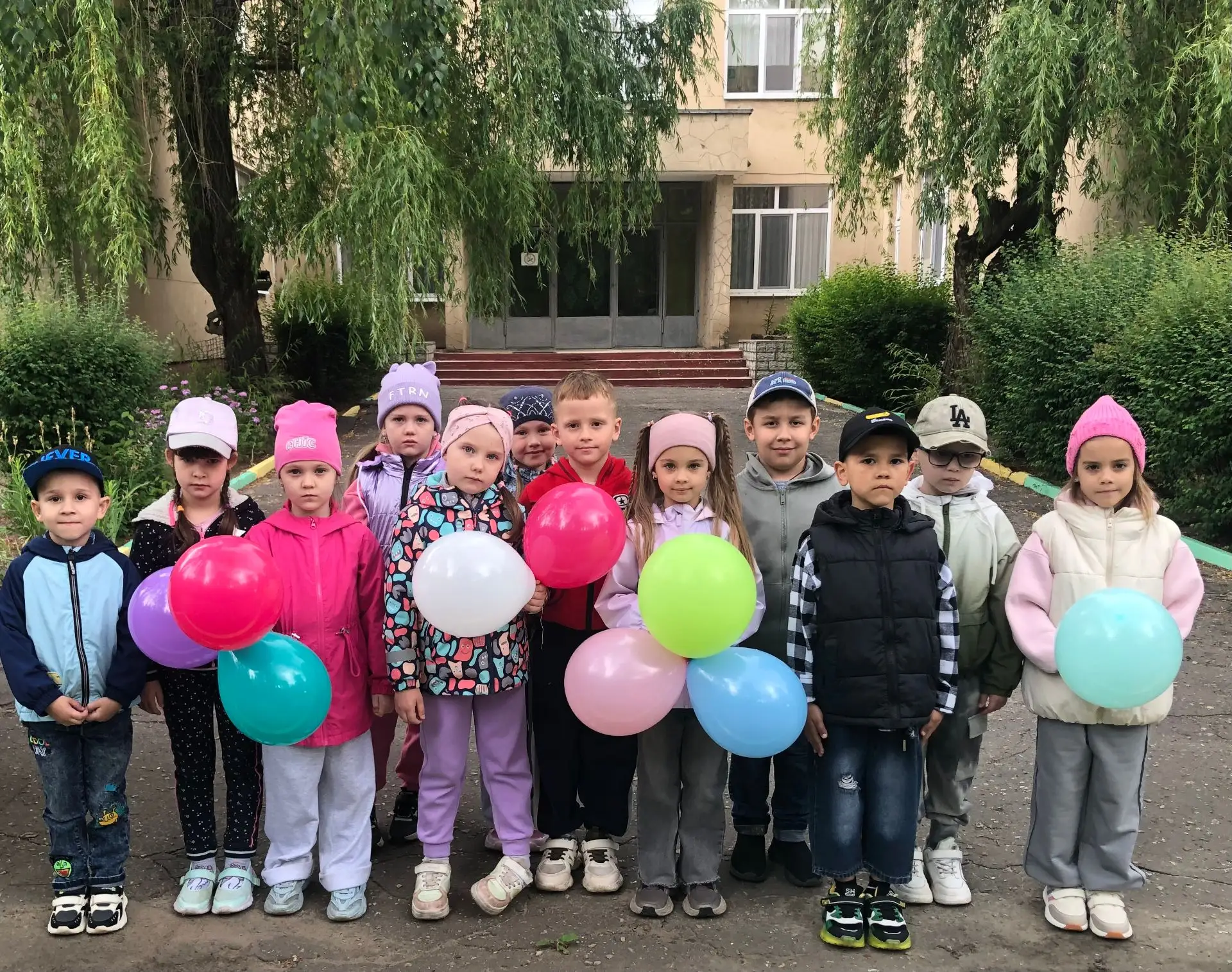 "Настало лето распрекрасное,
Явившись в платье голубом…
Недаром день июньский ласковый
Считают самым