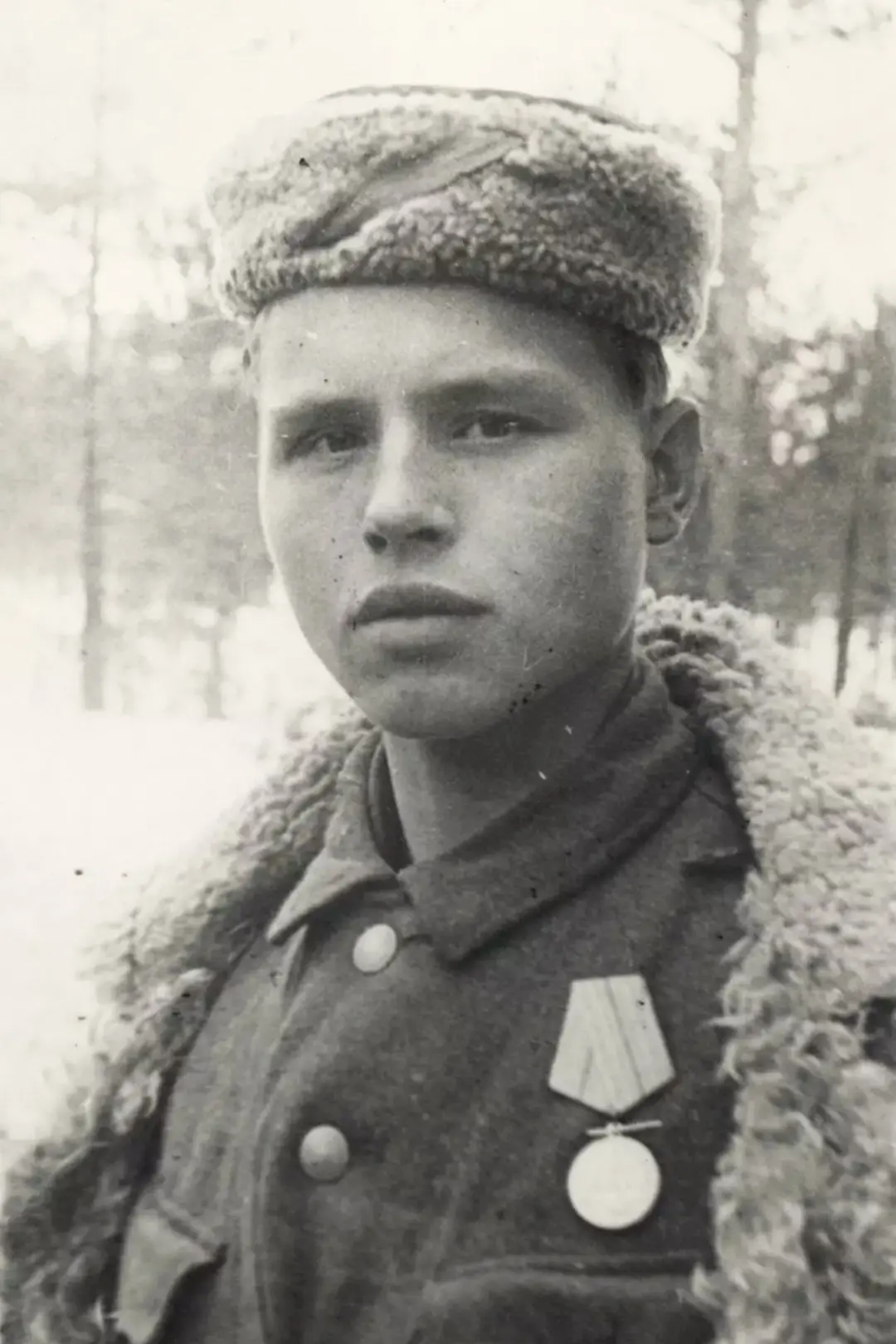 В деревне Лукино (ныне Парфинский район Новгородской области) 17 июня 1926 года родился Леонид Алекс